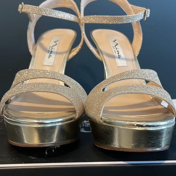 Nina size 7M. Gold Strappy platform buckled heels - Picture 8 of 8